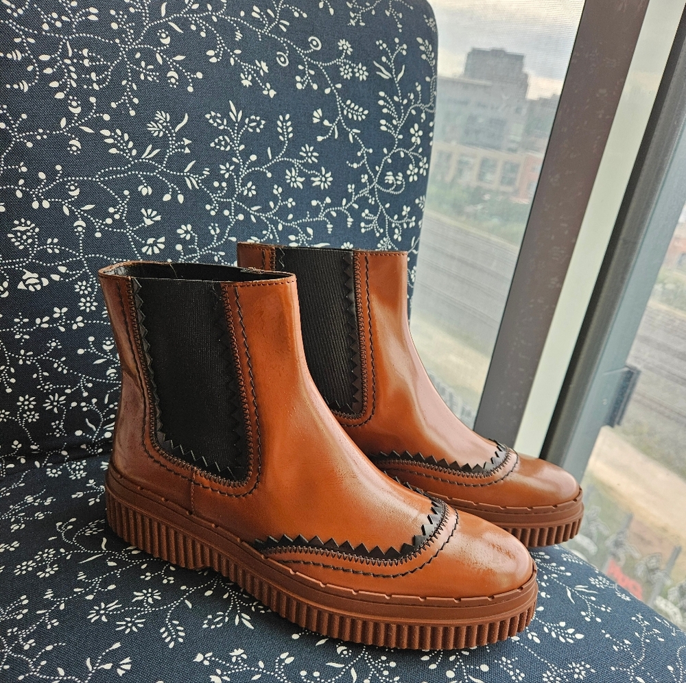 TOD'S Brown + Black Leather Chelsea Boots (EU 37 = US 7) LIKE-NEW Condition